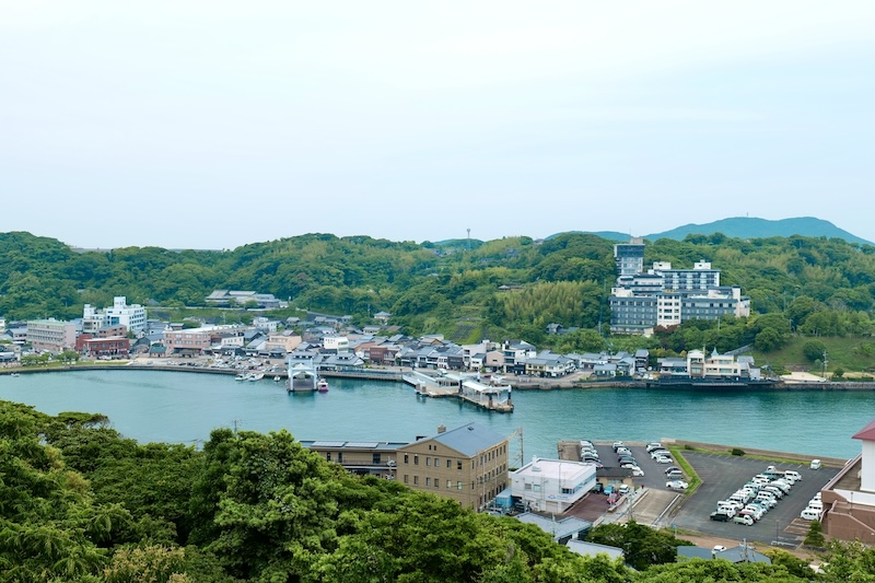 平戸の市街地と海