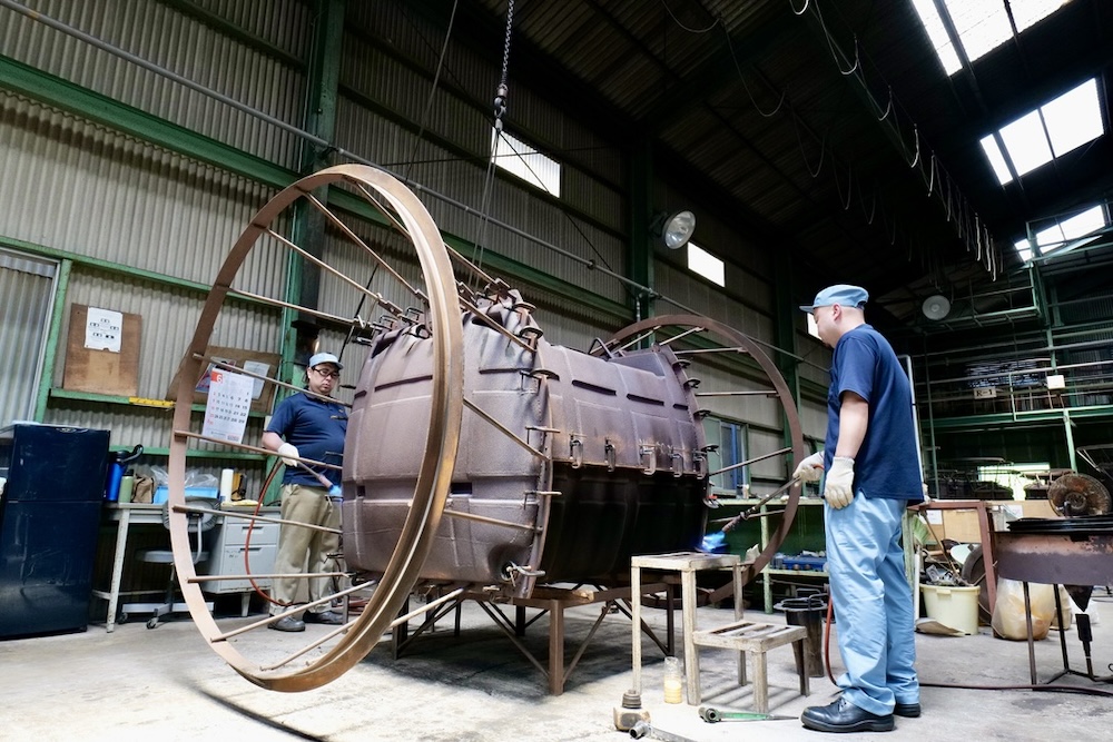 2人で作業するスタッフ